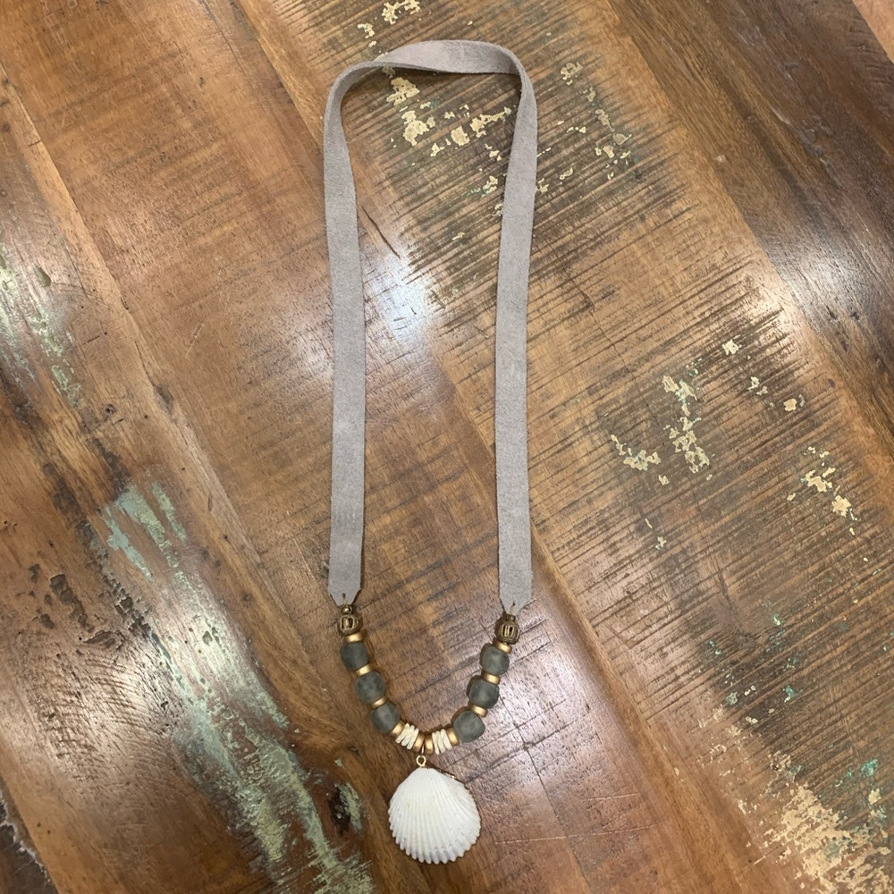 🌾 Suede Strap Shell Necklace - Picture 1 of 4